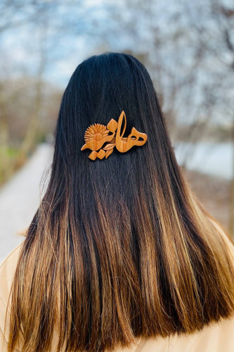 گلسر چوبی دستساز با اسم هانیه و طرح گل داوودی، ساخته شده از چوب راش طبیعی، اکسسوری مو سفارشی