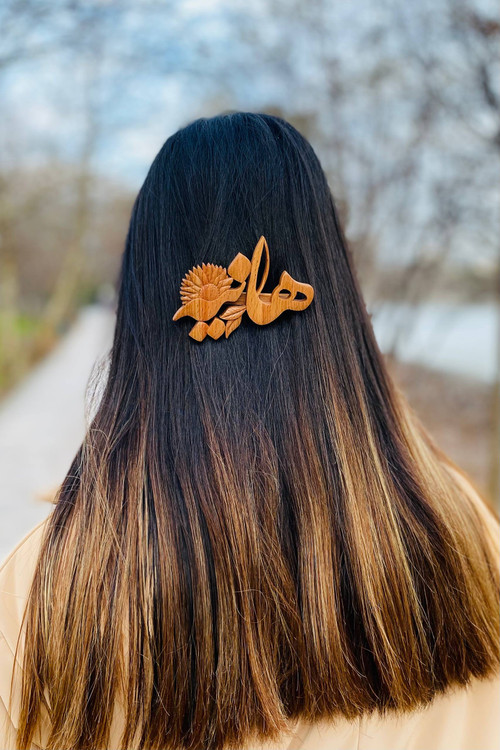 گلسر چوبی دستساز با اسم هانیه و طرح گل داوودی، ساخته شده از چوب راش طبیعی، اکسسوری مو سفارشی