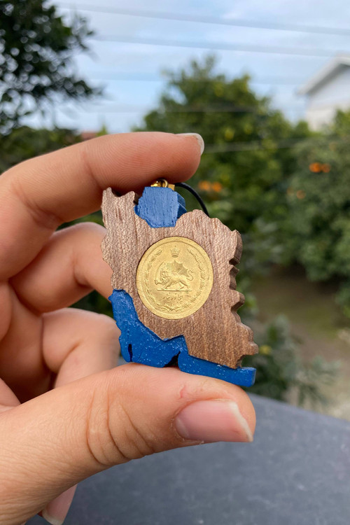 گردنبند چوبی دستساز با طرح نقشه ایران و سکه شاهنشاهی در مرکز، ساخته شده در کارگاه ملورینا