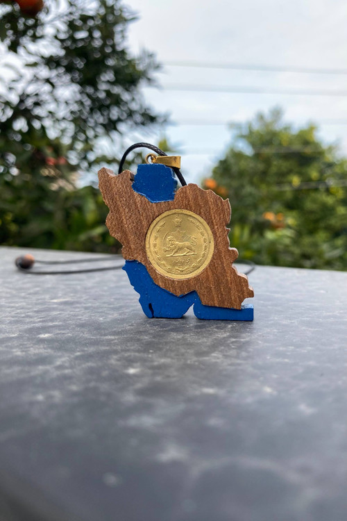 گردنبند چوبی دستساز با طرح نقشه ایران و سکه شاهنشاهی در مرکز، ساخته شده در کارگاه ملورینا