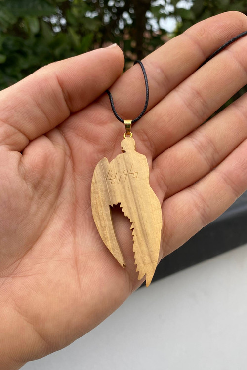 گردنبند چوبی بال فرشته دستساز با بند مشکی، نماد حفاظت، آزادی و معنویت