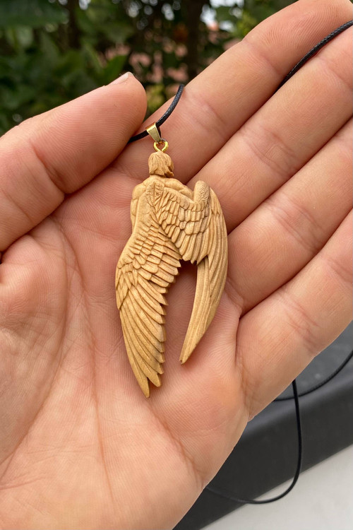 گردنبند چوبی بال فرشته دستساز با بند مشکی، نماد حفاظت، آزادی و معنویت
